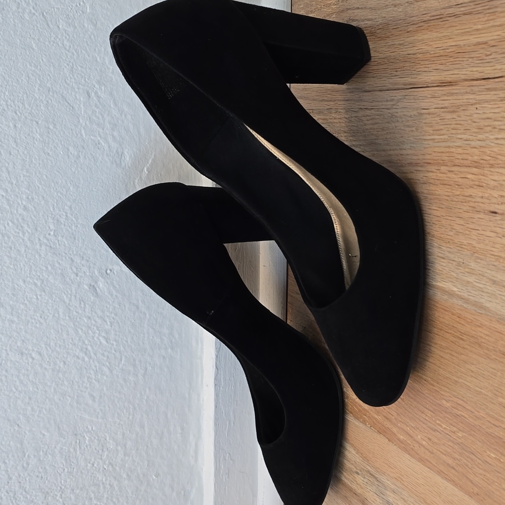 Fioni Round Toe Suede Heels